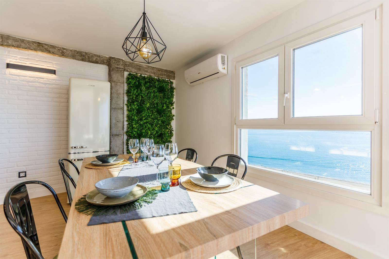 Herrliche Luxus-Wohnung direkt am Strand in Torre del Mar, Malaga, Costa del Sol