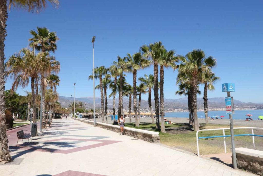 Paseo Marítimo de Torre del Mar al atardecer – Costa del Sol Oriental
