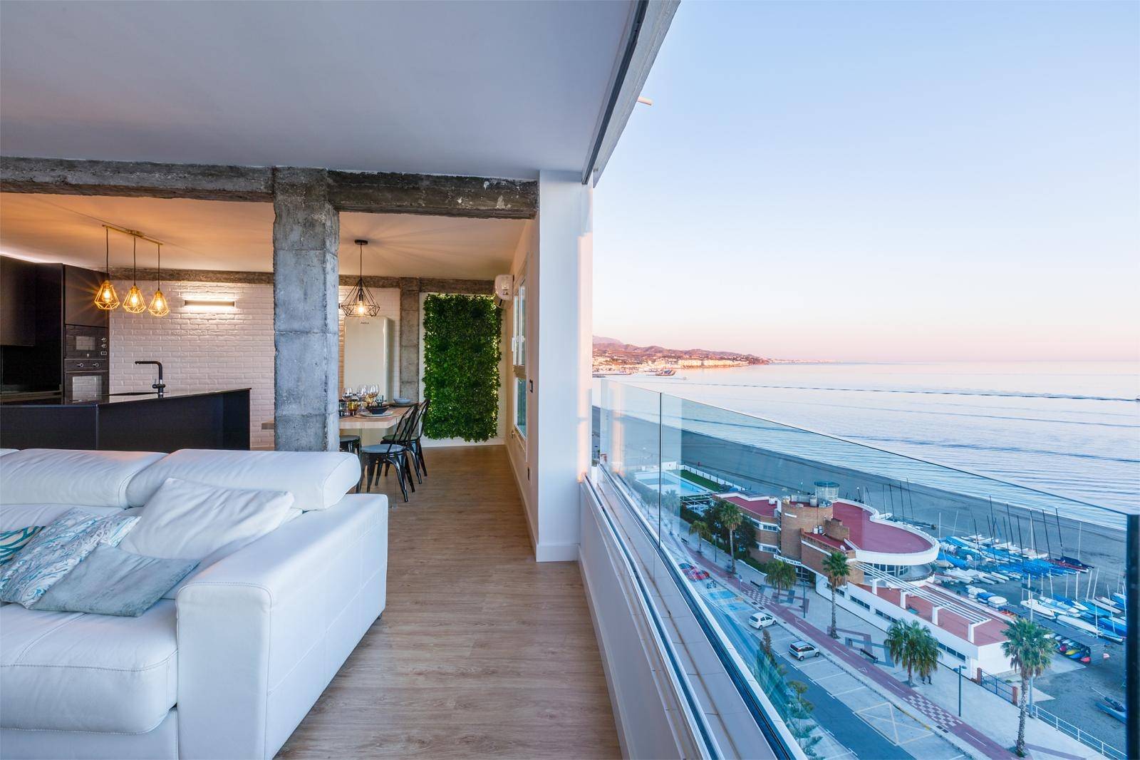 Magnífico apartamento de lujo en Primera linea de playa en Torre del Mar, Málaga, Costa del Sol