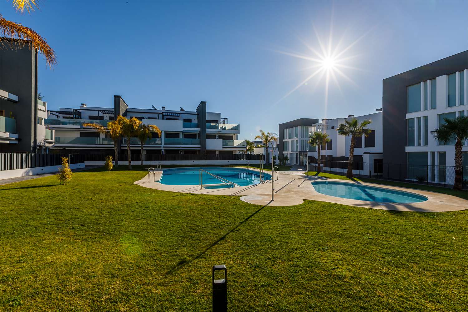 Lägenhet med tre sovrum, med trädgård, grill och gemensam pool intill stranden i Puerto de la Caleta