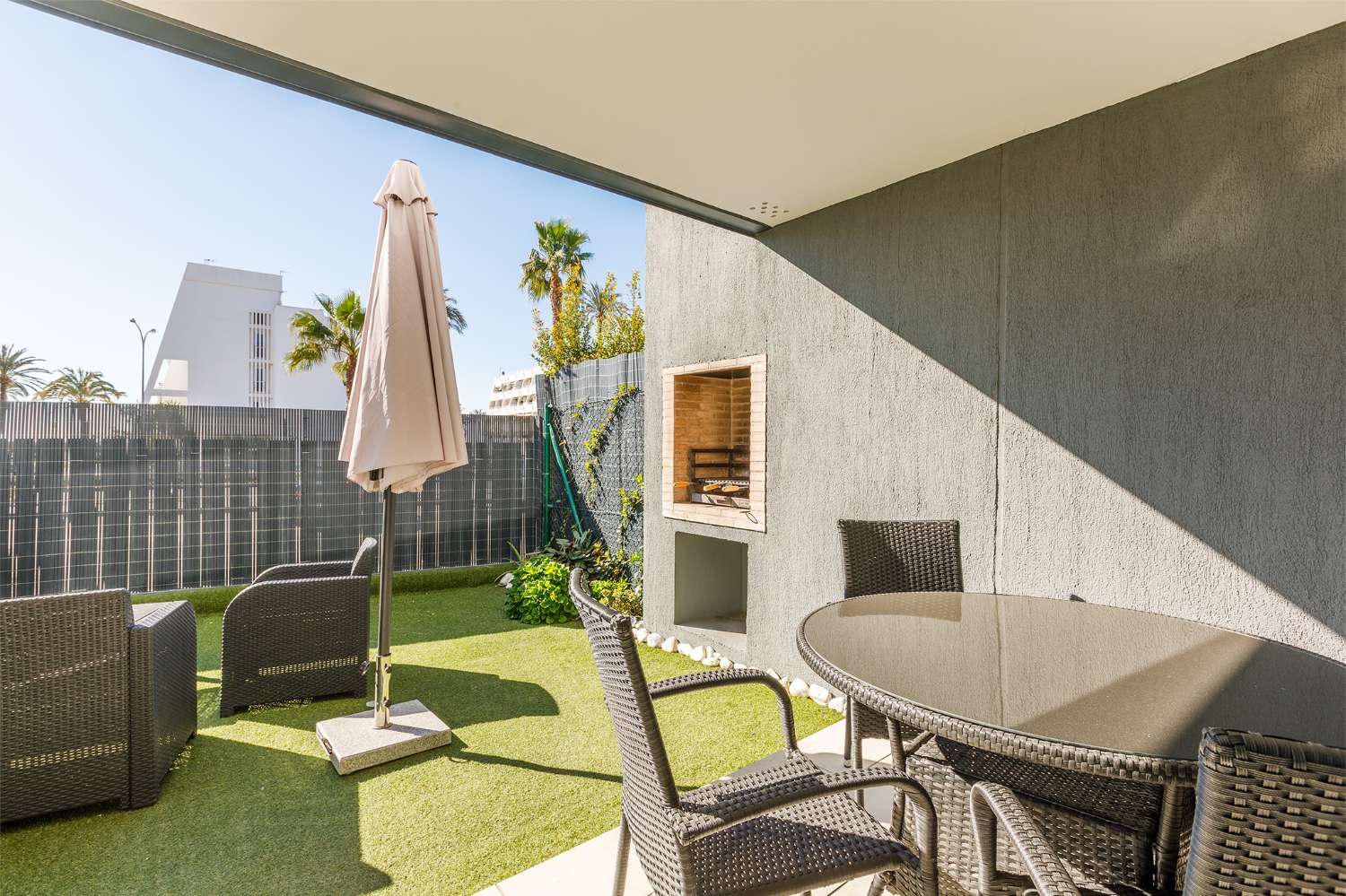 Appartement de trois chambres, avec jardin, barbecue et piscine communautaire à côté de la plage de Puerto de la Caleta