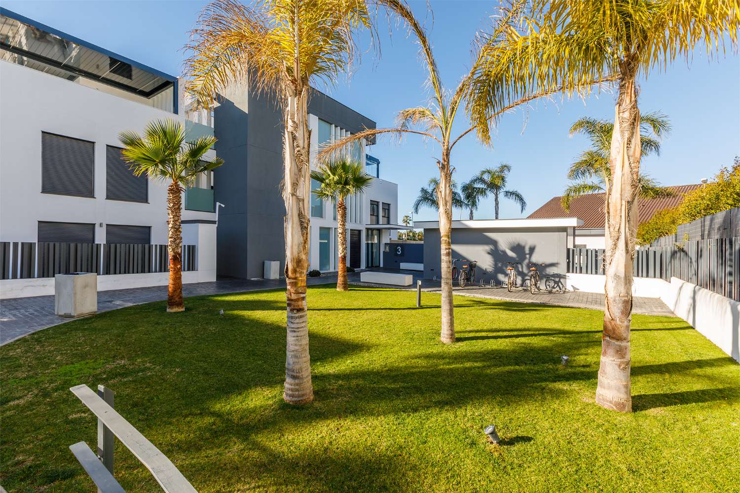 Appartement de trois chambres, avec jardin, barbecue et piscine communautaire à côté de la plage de Puerto de la Caleta