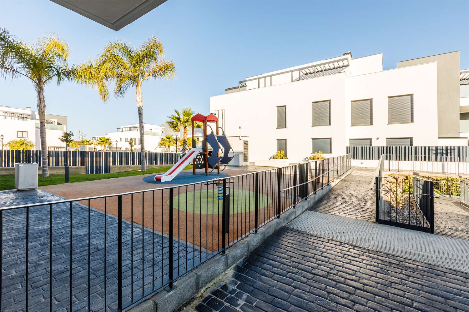 Appartement de trois chambres, avec jardin, barbecue et piscine communautaire à côté de la plage de Puerto de la Caleta