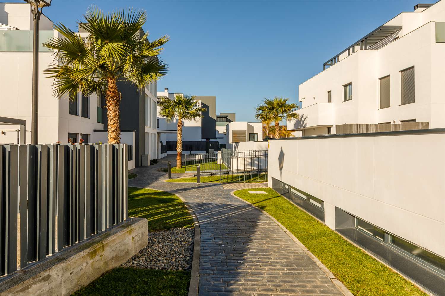 Lägenhet med tre sovrum, med trädgård, grill och gemensam pool intill stranden i Puerto de la Caleta