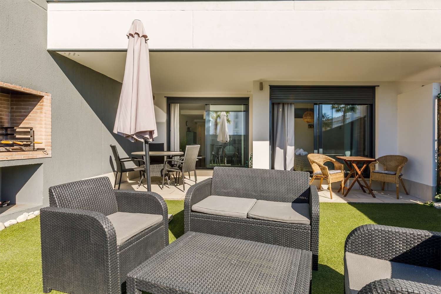 Appartement de trois chambres, avec jardin, barbecue et piscine communautaire à côté de la plage de Puerto de la Caleta