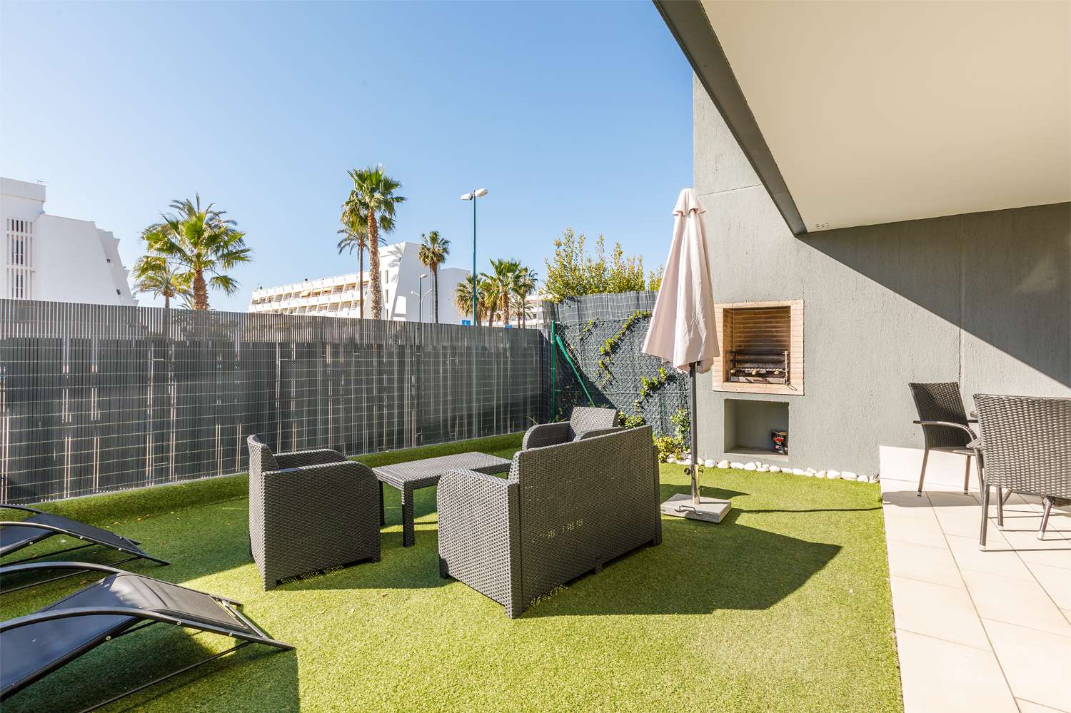 Appartement de trois chambres, avec jardin, barbecue et piscine communautaire à côté de la plage de Puerto de la Caleta