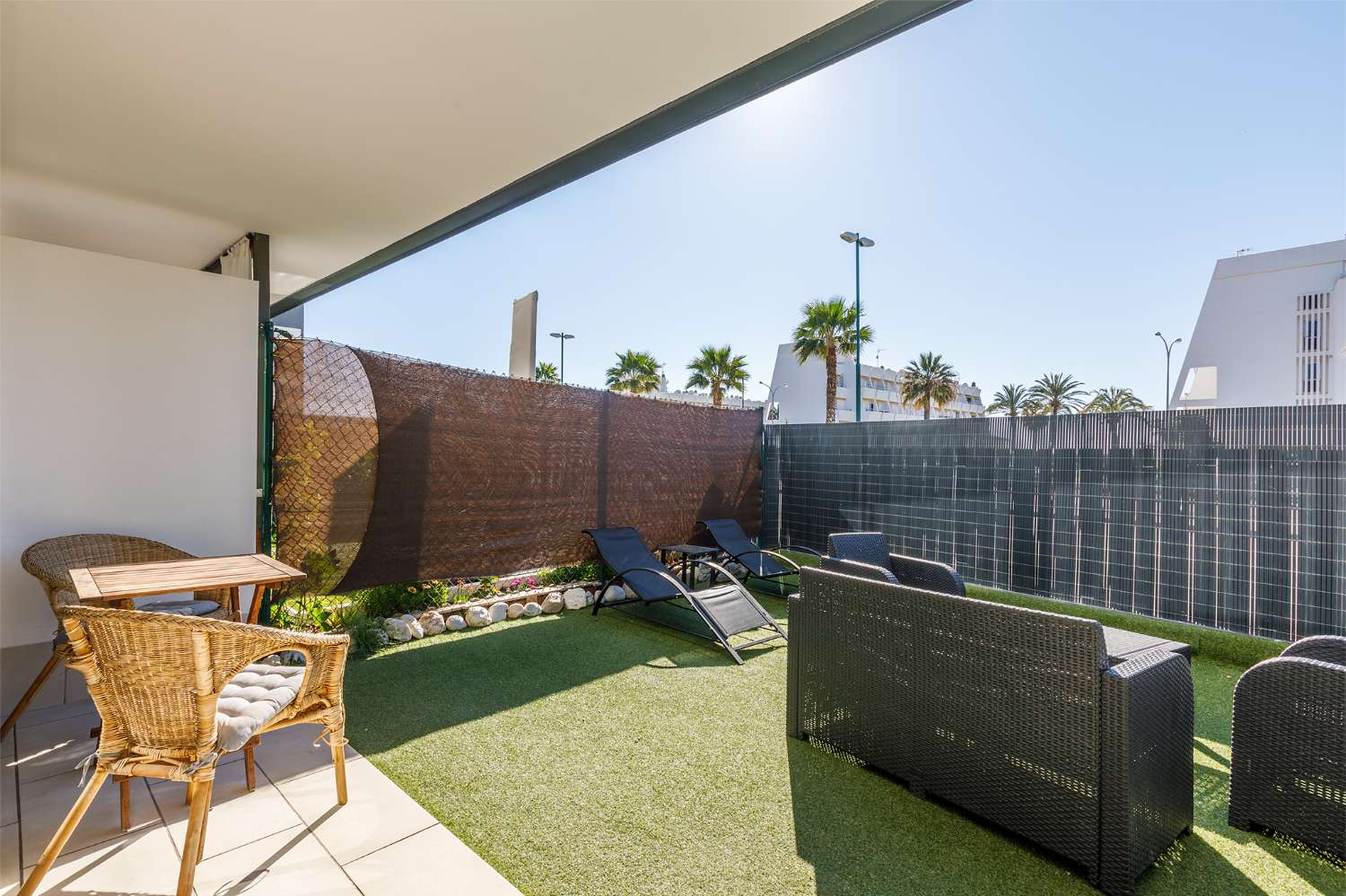 Appartement de trois chambres, avec jardin, barbecue et piscine communautaire à côté de la plage de Puerto de la Caleta