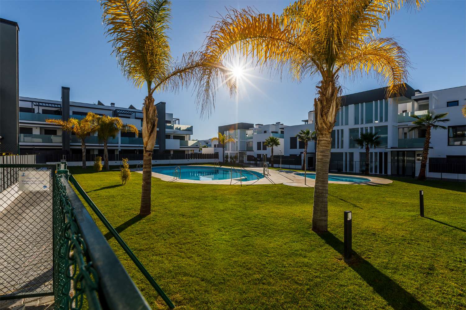 Apartment mit 3 Schlafzimmern, Garten, Grill und Gemeinschaftspool neben dem Strand von Puerto de la Caleta