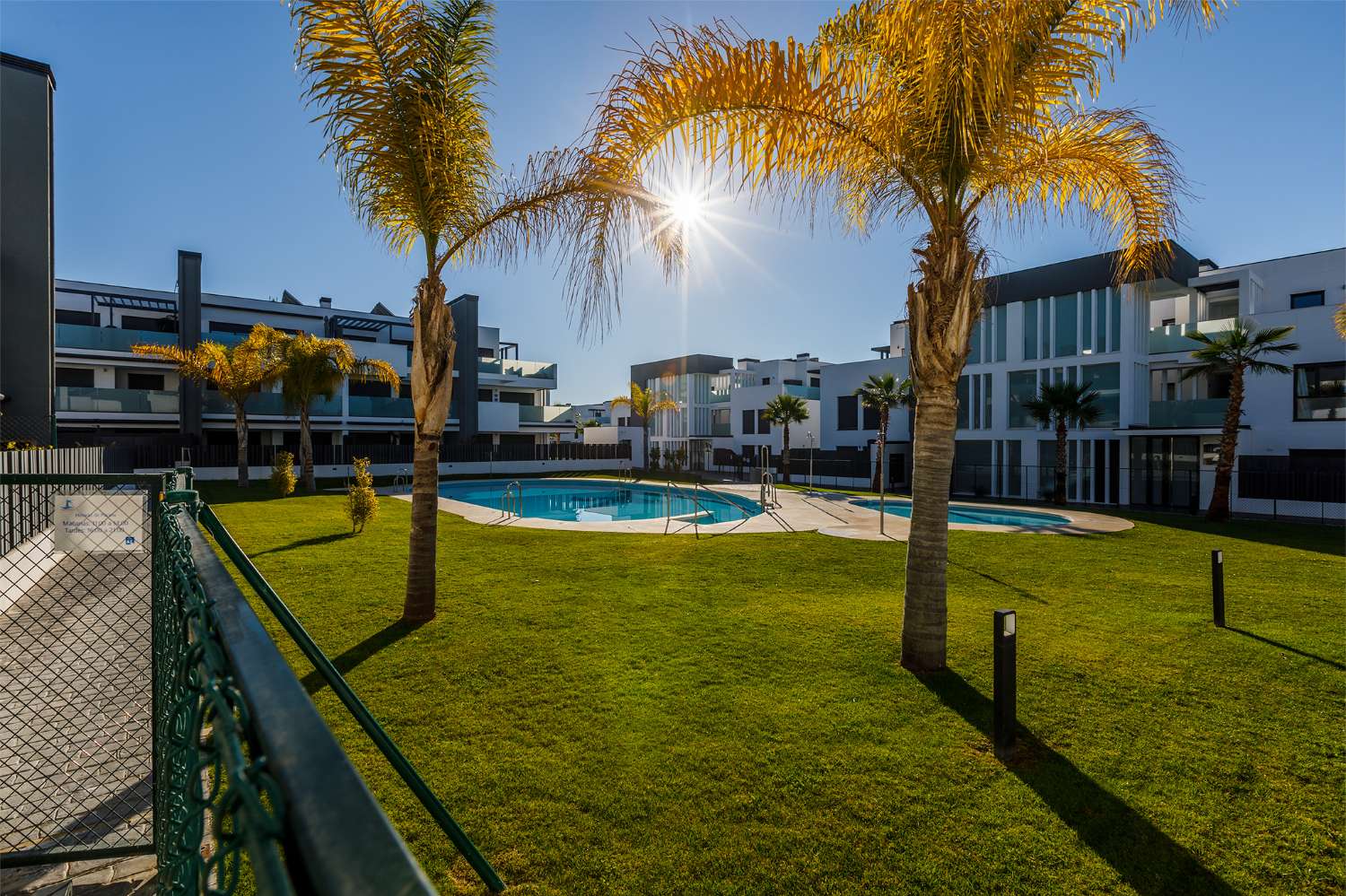 Lägenhet med tre sovrum, med trädgård, grill och gemensam pool intill stranden i Puerto de la Caleta