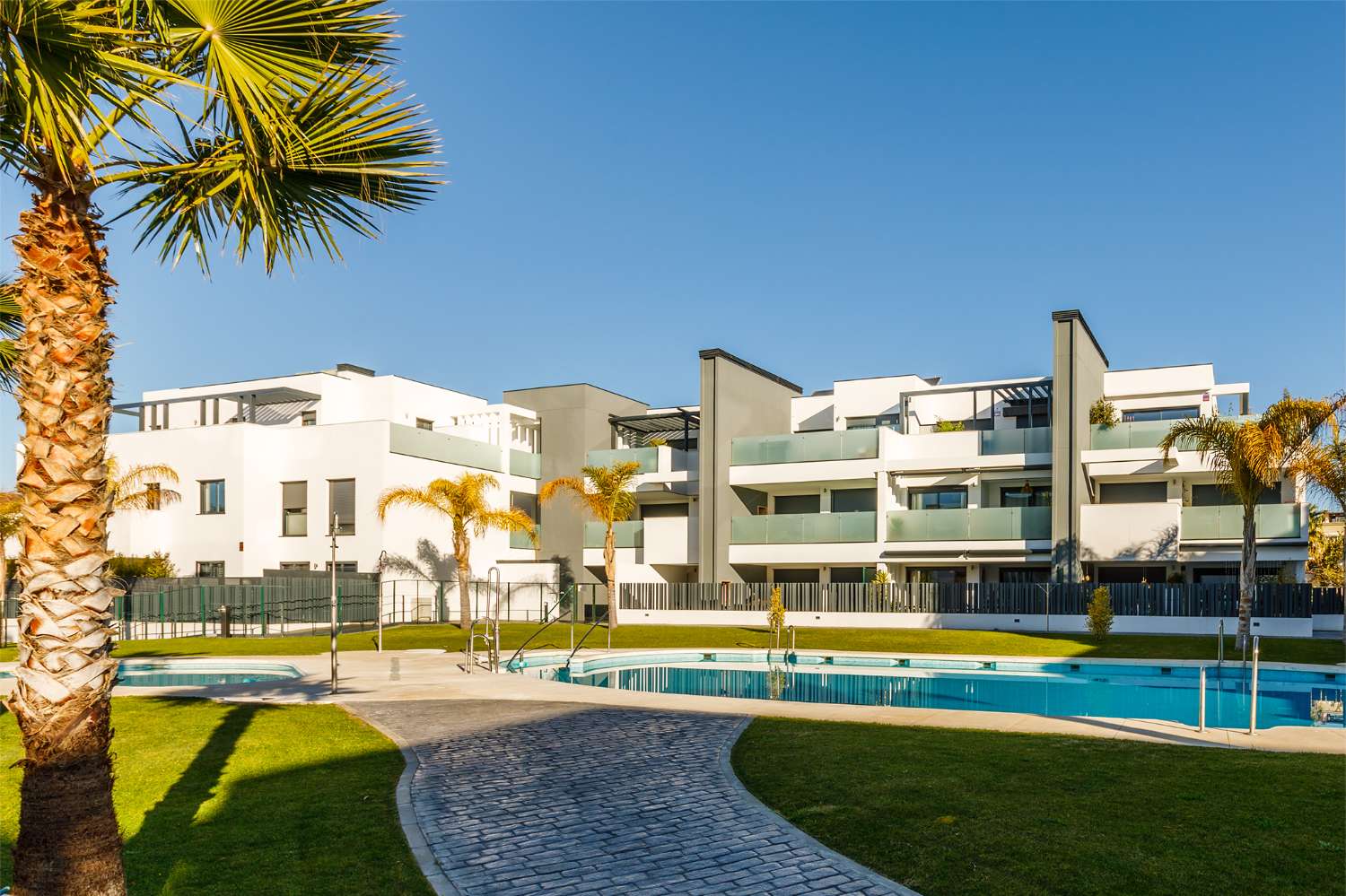 Three bedroom apartment, with garden, barbecue, and community pool next to the beach of Puerto de la Caleta