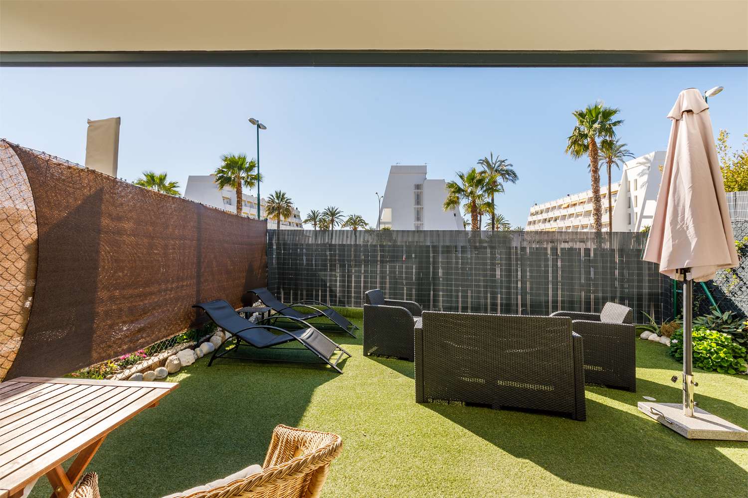 Appartement de trois chambres, avec jardin, barbecue et piscine communautaire à côté de la plage de Puerto de la Caleta