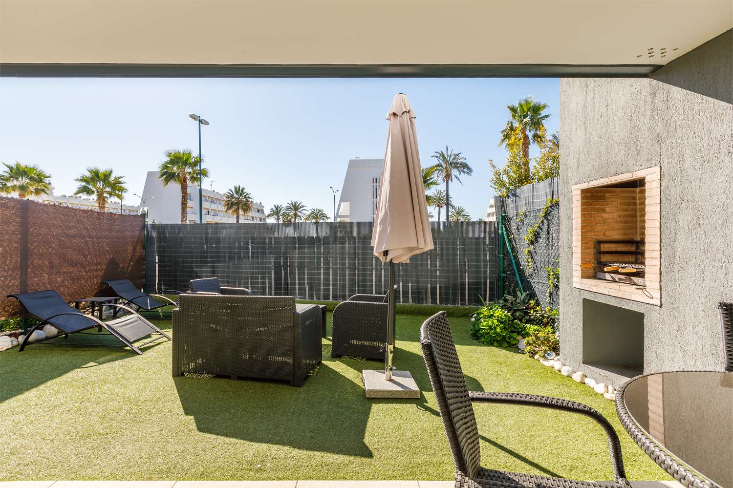 Appartement de trois chambres, avec jardin, barbecue et piscine communautaire à côté de la plage de Puerto de la Caleta