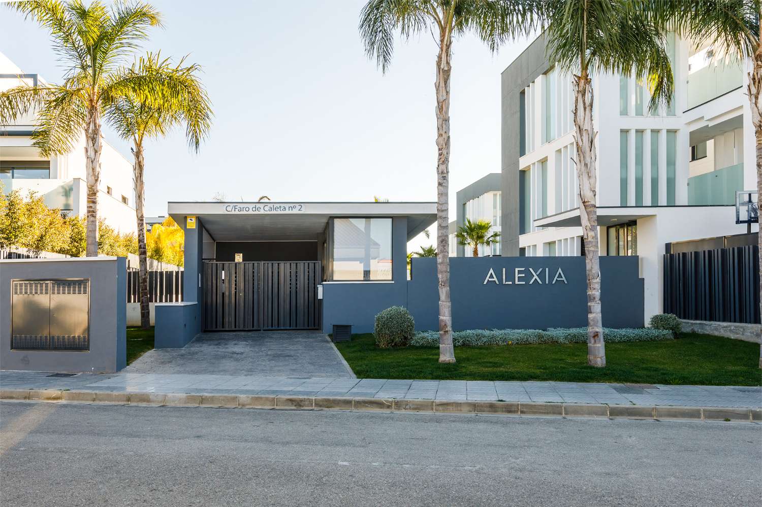 Lägenhet med tre sovrum, med trädgård, grill och gemensam pool intill stranden i Puerto de la Caleta