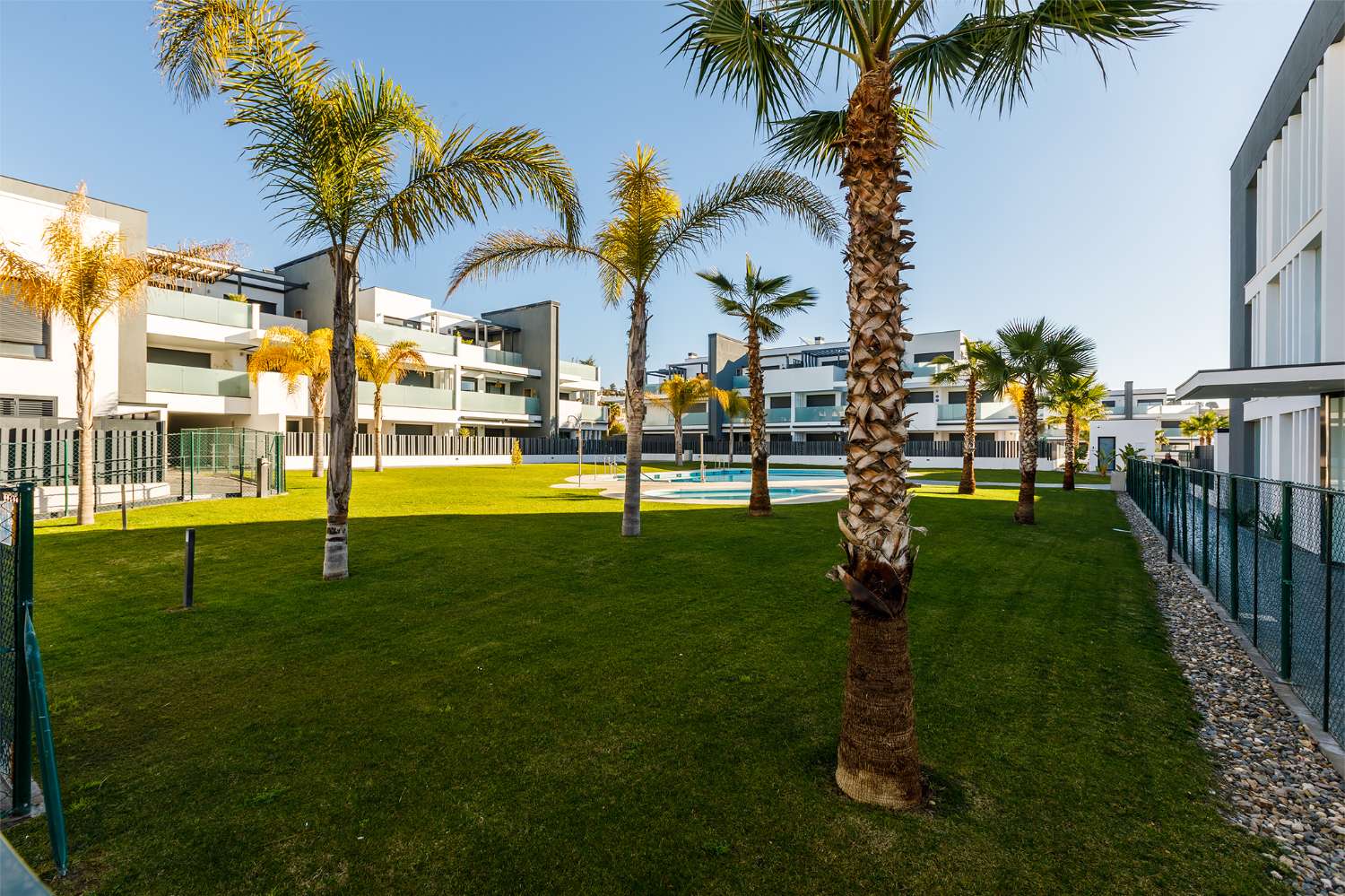Appartement de trois chambres, avec jardin, barbecue et piscine communautaire à côté de la plage de Puerto de la Caleta