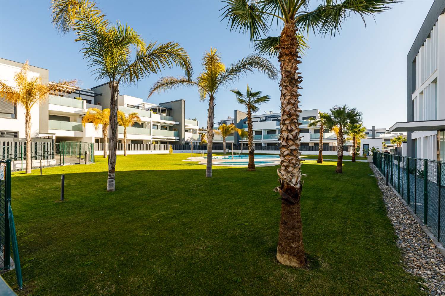 Apartment mit 3 Schlafzimmern, Garten, Grill und Gemeinschaftspool neben dem Strand von Puerto de la Caleta