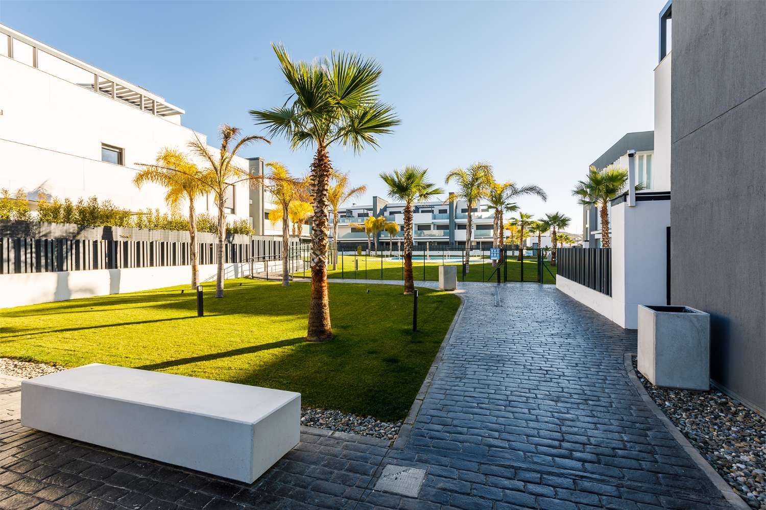 Appartement de trois chambres, avec jardin, barbecue et piscine communautaire à côté de la plage de Puerto de la Caleta