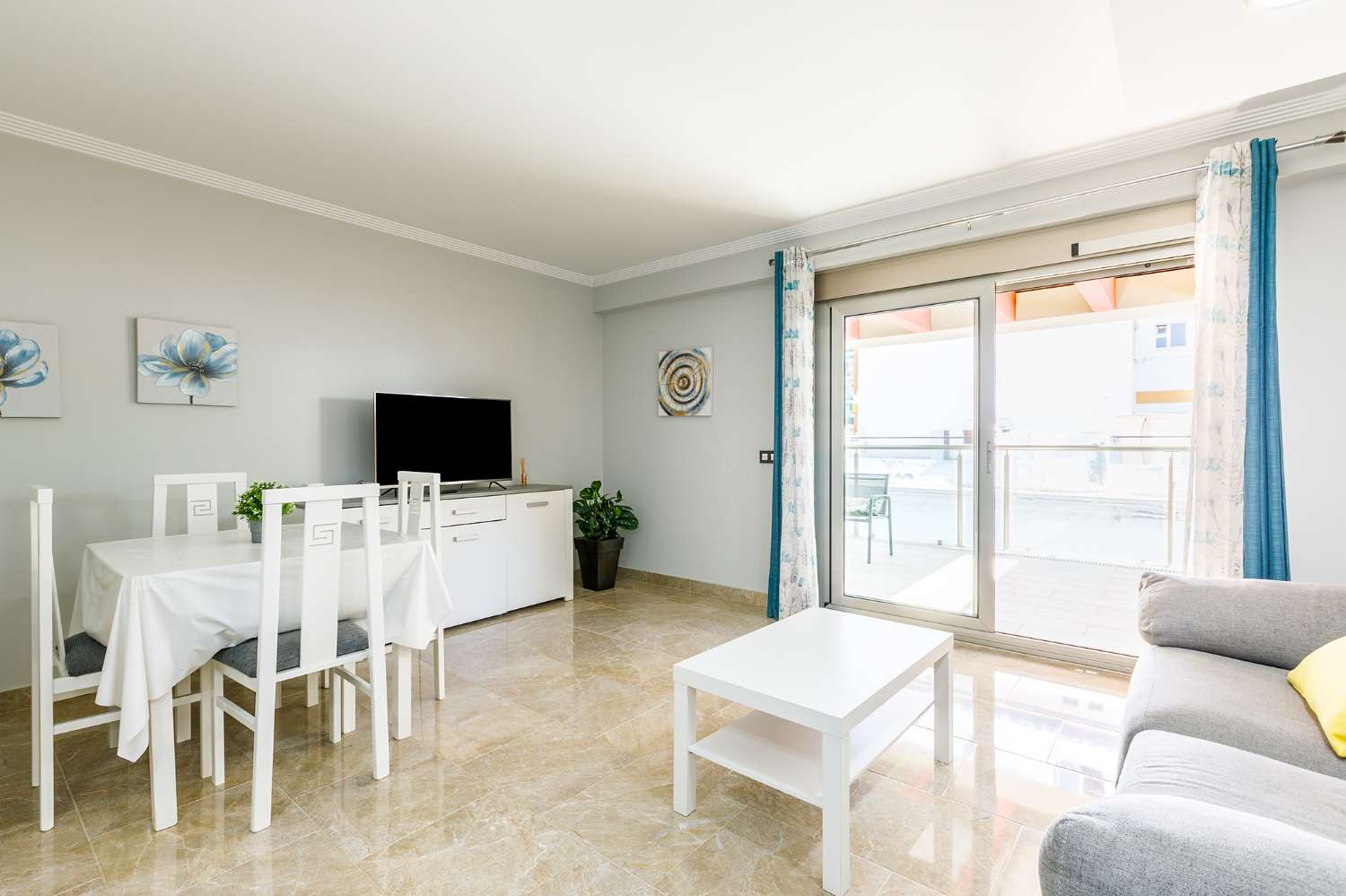 Appartement au centre-ville de Torre del Mar, avec grande terrasse, deux chambres et deux salles de bains