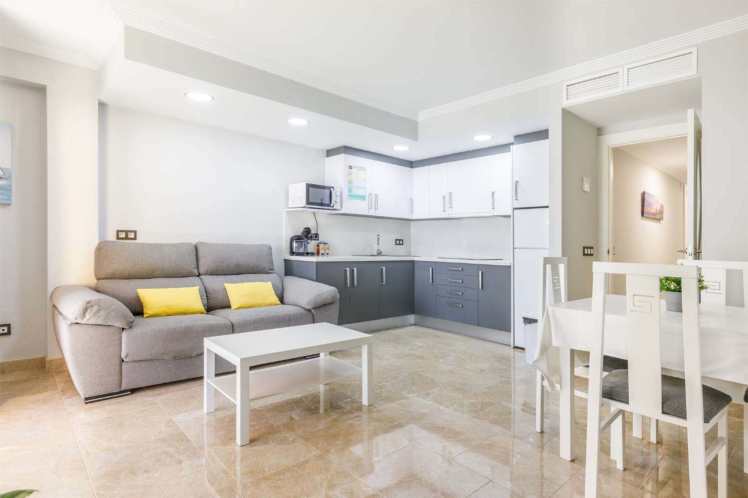 Appartement au centre-ville de Torre del Mar, avec grande terrasse, deux chambres et deux salles de bains