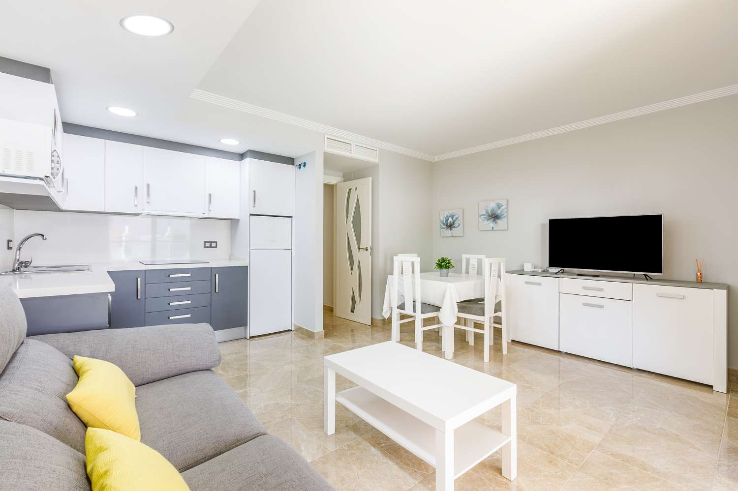 Appartement au centre-ville de Torre del Mar, avec grande terrasse, deux chambres et deux salles de bains