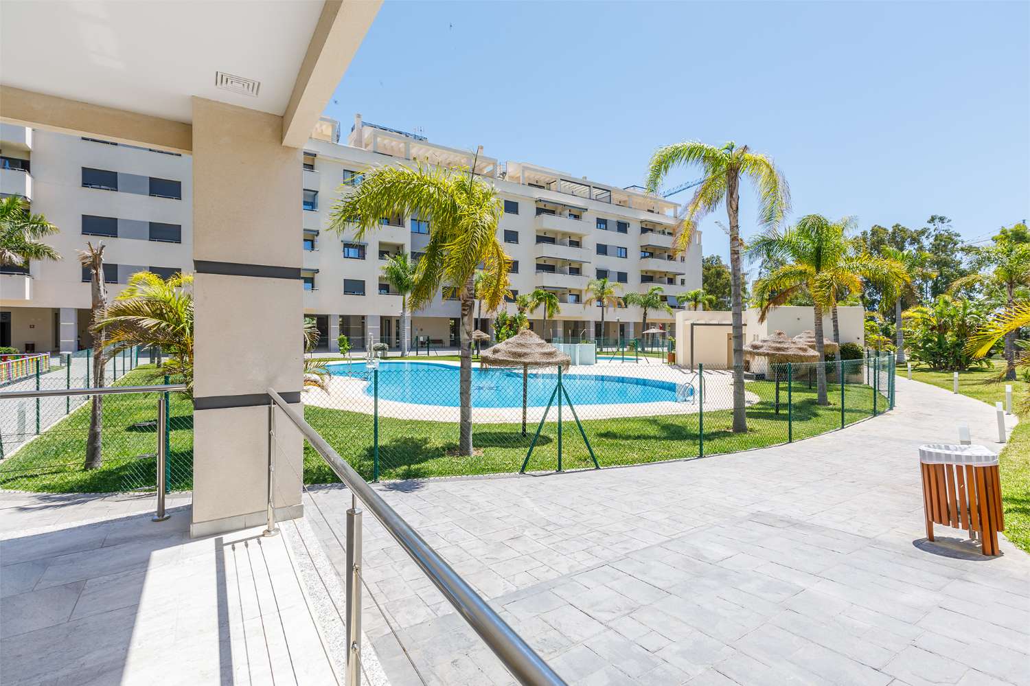 3 bedroom apartment, with parking, community pool, wifi and air-conditioning