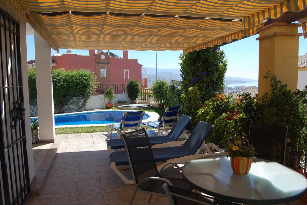 Semi-detached house with private pool and excellent views