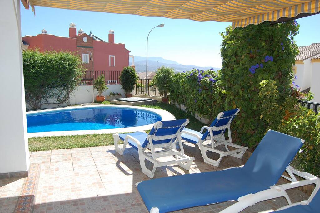 Semi-detached house with private pool and excellent views