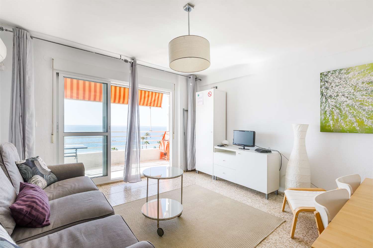 Beachfront apartment with fabulous sea views