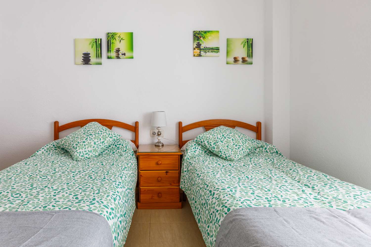 Appartement de deux chambres et deux salles de bains dans le centre de Torre del Mar, avec piscine commune