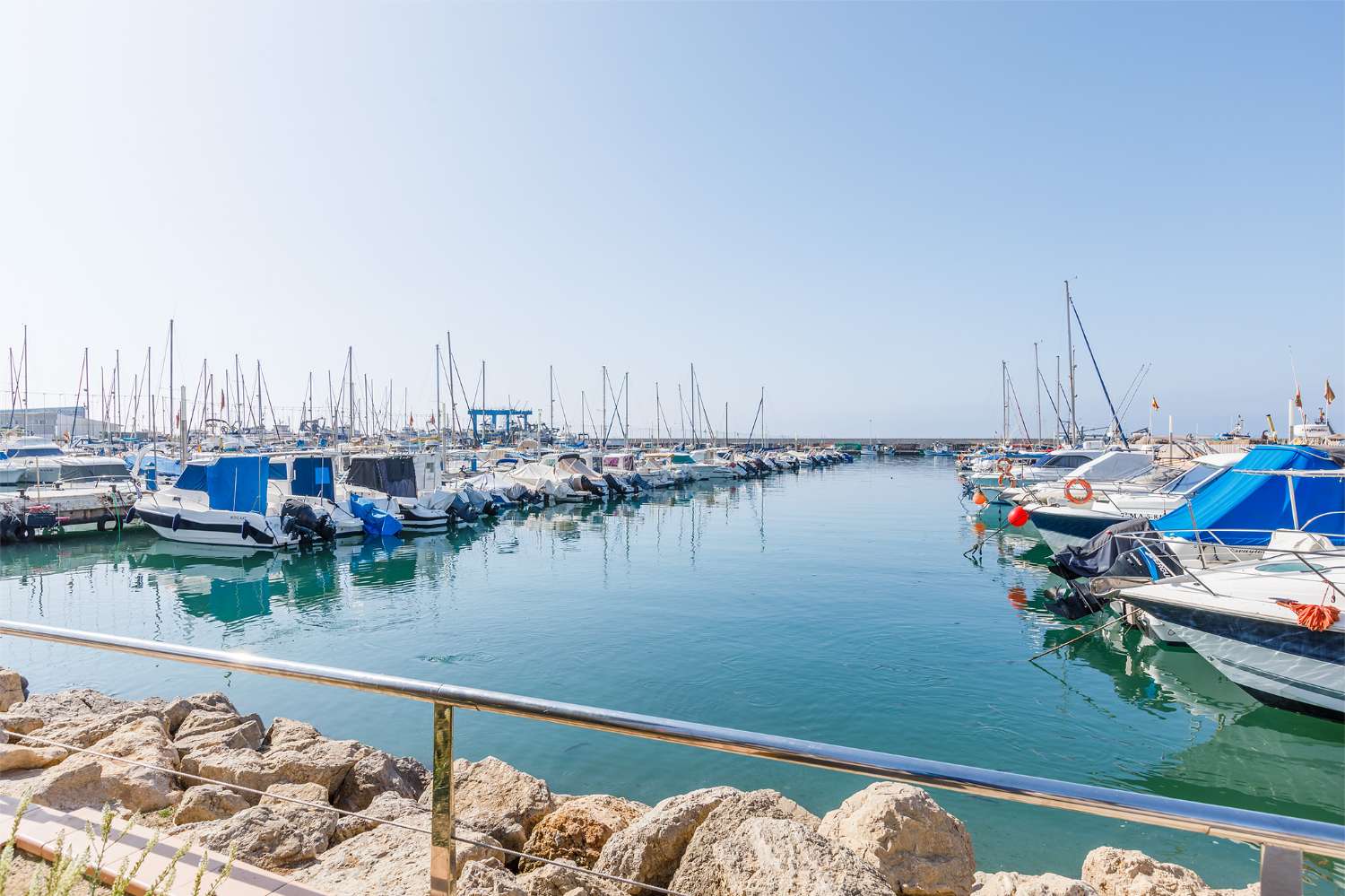 One bedroom apartment, first line of the marina of La Caleta