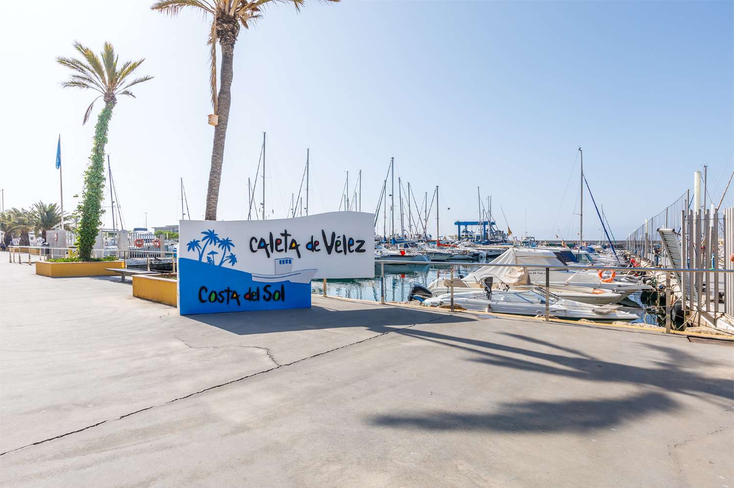 One bedroom apartment, first line of the marina of La Caleta