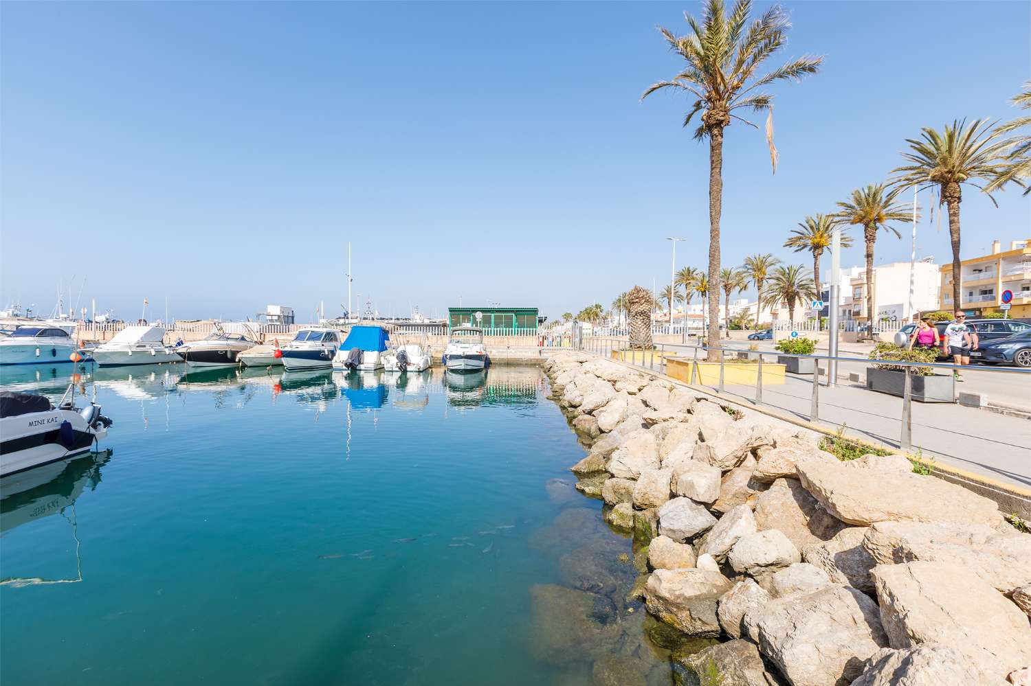 One bedroom apartment, first line of the marina of La Caleta