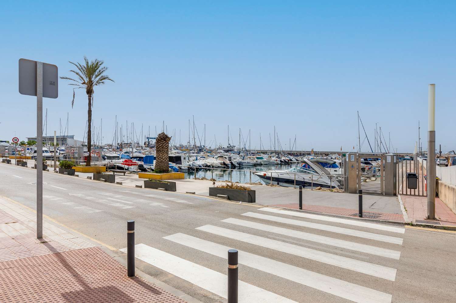 One bedroom apartment, first line of the marina of La Caleta