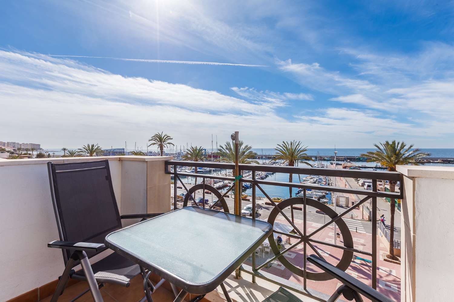 Penthouse d&#39;une chambre avec terrasse et vue sur la marina de La Caleta et la mer