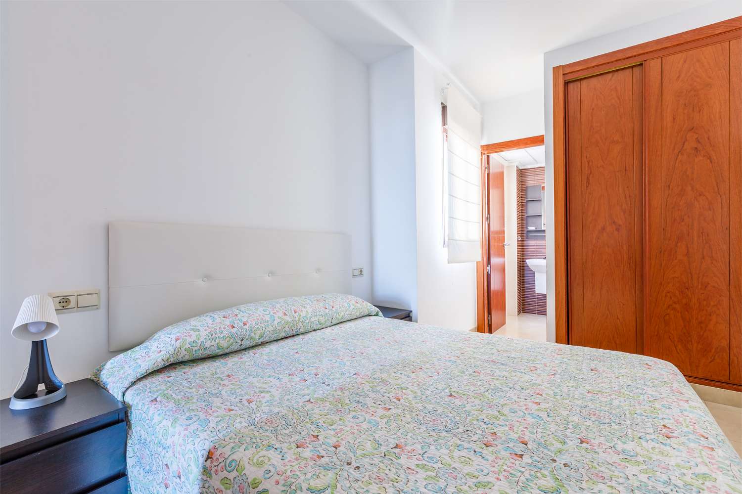 Takvåning med ett sovrum med terrass och utsikt över småbåtshamnen La Caleta och havet