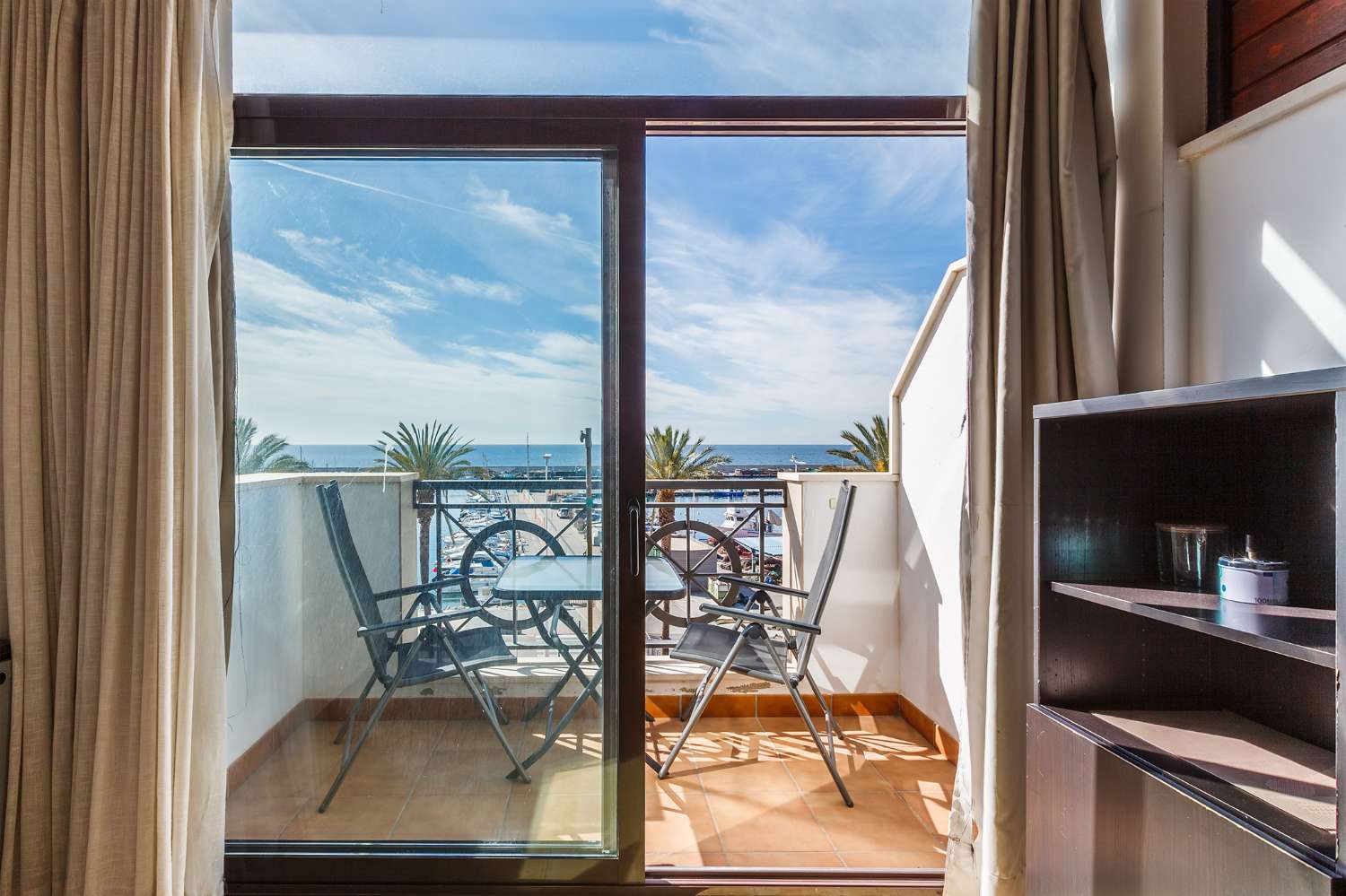 Penthouse d&#39;une chambre avec terrasse et vue sur la marina de La Caleta et la mer