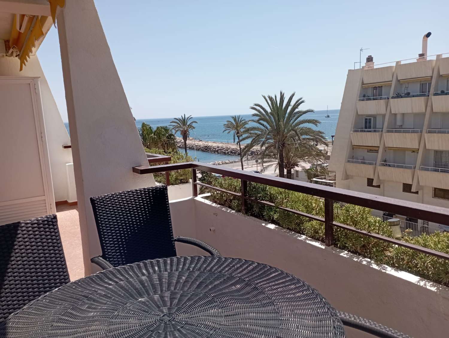 Apartamento primera línea de playa, con vista al Mar, terraza y barbacoa