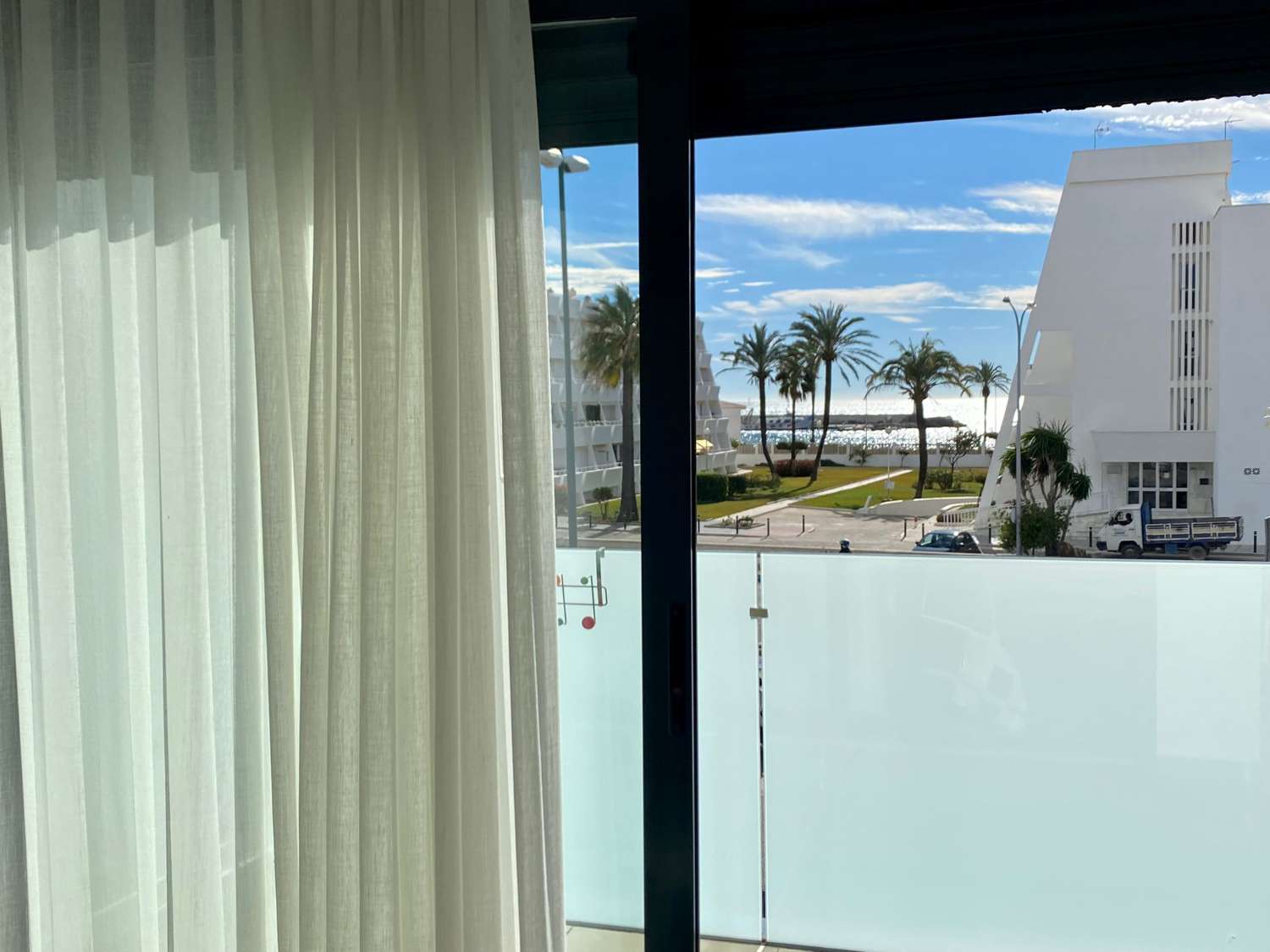 Lägenhet med två sovrum, med terrass och gemensam pool intill stranden i Puerto de la Caleta, tillgänglig för vintern
