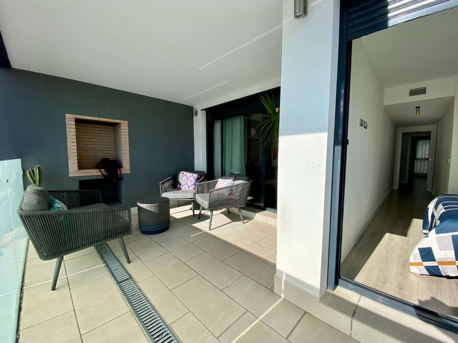 Appartement de deux chambres, avec terrasse et piscine communautaire à côté de la plage de Puerto de la Caleta, disponible pour l&#39;hiver