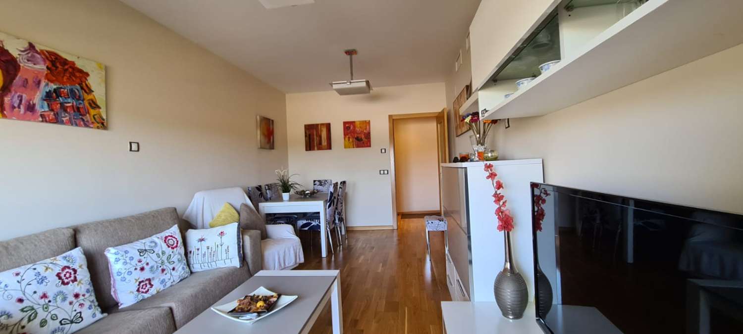 Apartamento tres dormitorios, en residencial con piscina. Muy buenas vistas. Disponible para invierno