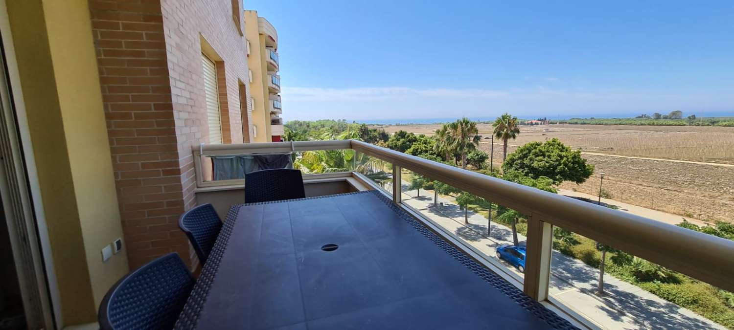 Apartamento tres dormitorios, en residencial con piscina. Muy buenas vistas. Disponible para invierno