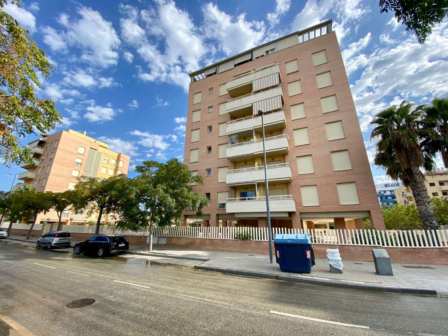 Apartamento tres dormitorios, en residencial con piscina. Muy buenas vistas. Disponible para invierno