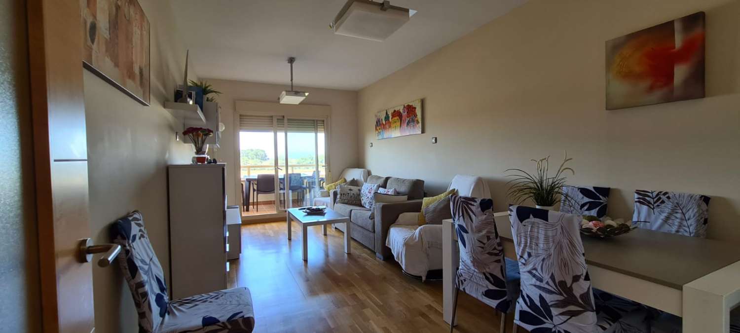 Apartamento tres dormitorios, en residencial con piscina. Muy buenas vistas. Disponible para invierno