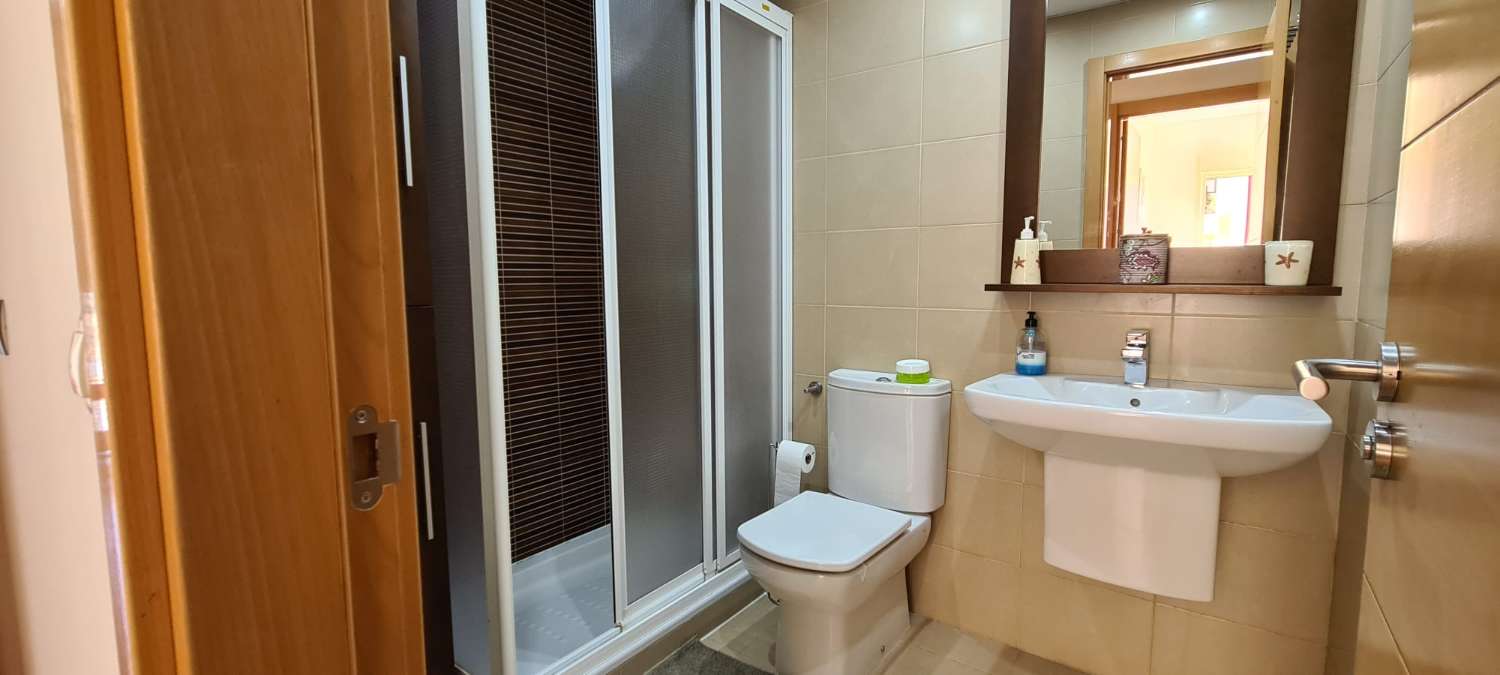 Apartamento tres dormitorios, en residencial con piscina. Muy buenas vistas. Disponible para invierno