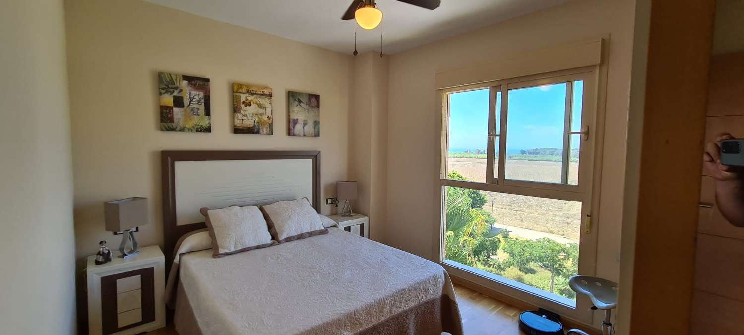 Apartamento tres dormitorios, en residencial con piscina. Muy buenas vistas. Disponible para invierno