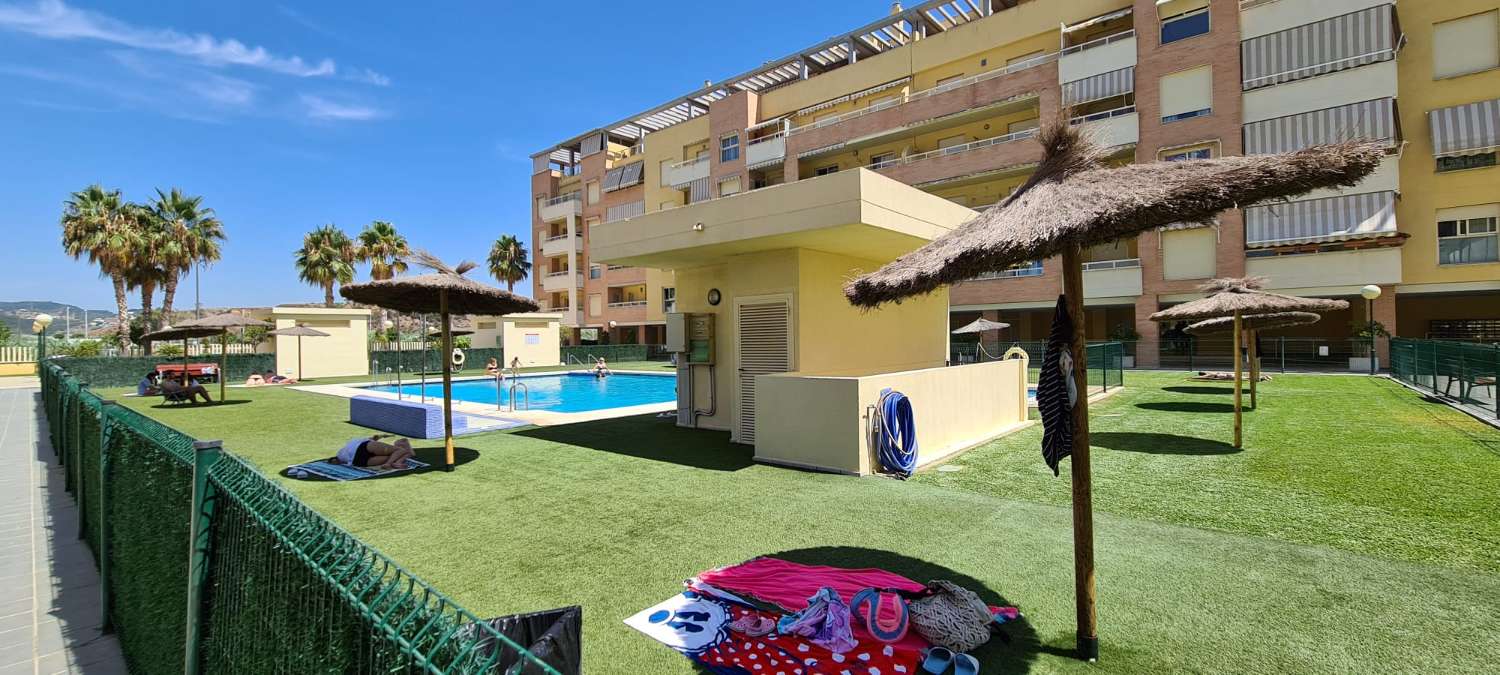 Apartamento tres dormitorios, en residencial con piscina. Muy buenas vistas. Disponible para invierno