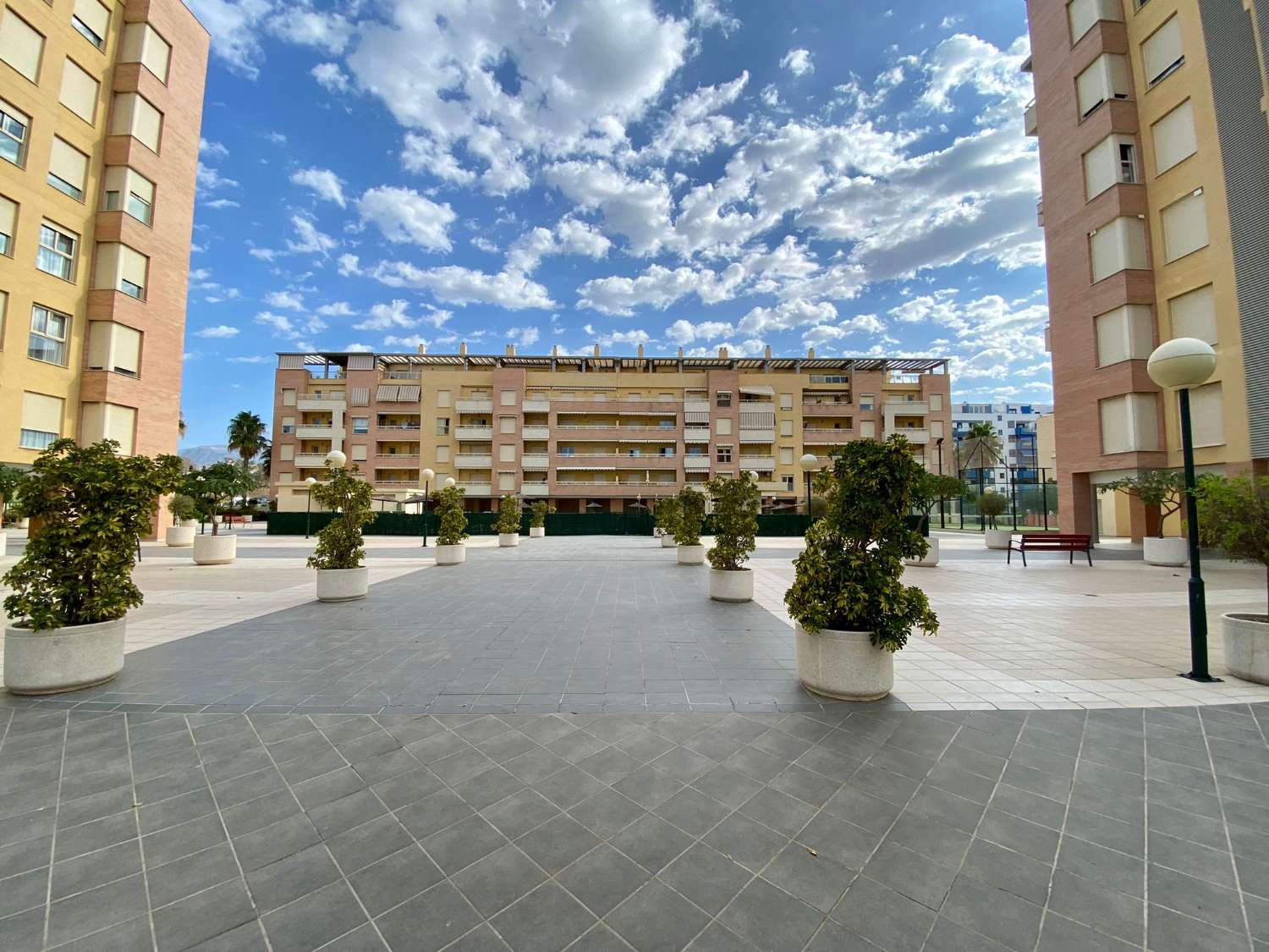 Apartamento tres dormitorios, en residencial con piscina. Muy buenas vistas. Disponible para invierno