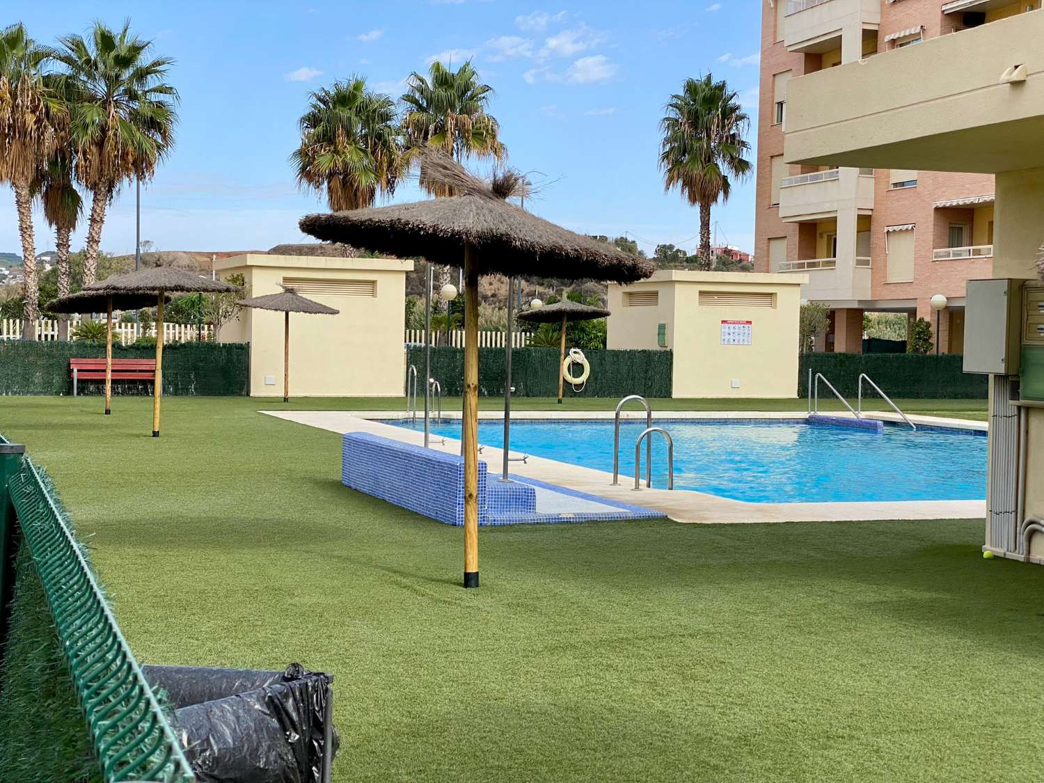 Apartamento tres dormitorios, en residencial con piscina. Muy buenas vistas. Disponible para invierno