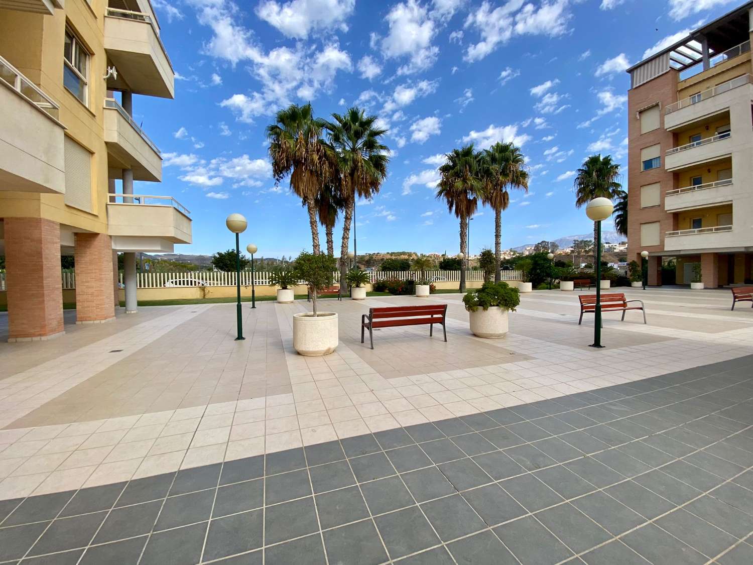 Apartamento tres dormitorios, en residencial con piscina. Muy buenas vistas. Disponible para invierno