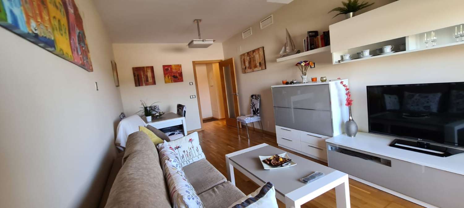 Appartement de trois chambres, dans résidence avec piscine. Très bonnes vues. disponible pour l&#39;hiver