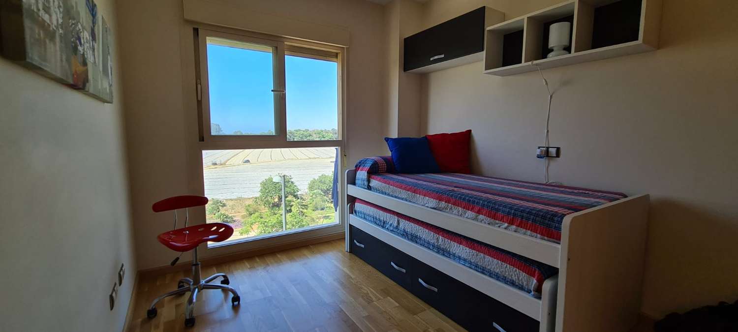 Apartamento tres dormitorios, en residencial con piscina. Muy buenas vistas. Disponible para invierno